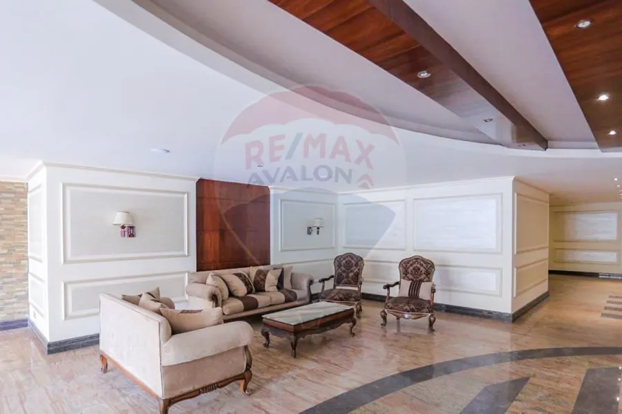 شقة للبيع 560 م رشدي (علي البحر مباشرة)