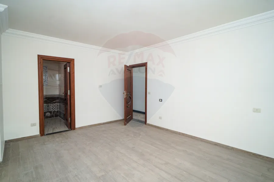 شقة للبيع 230 م جليم (ش أبو قير) - أول سكن