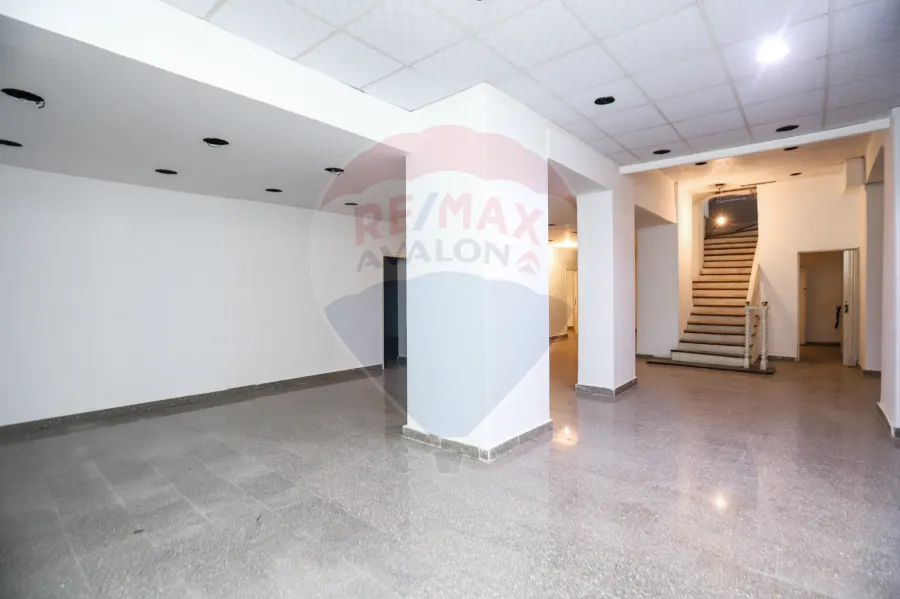 محل للبيع 430 م محطه الرمل (متفرع من ش صفية زغلول)