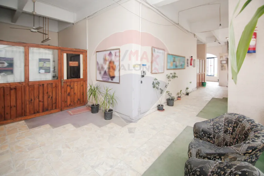 مقر إداري للإيجار 250 م المنتزة (أمام قصر المنتزة)