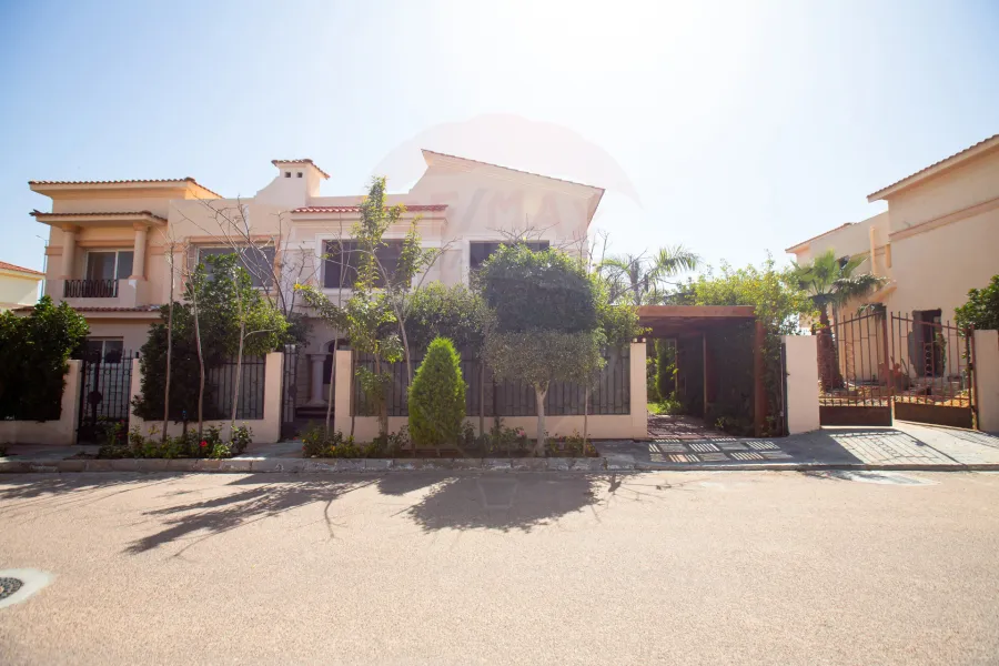 فيلا توين هاوس للبيع 419 م كينج مريوط (كومباوند اليكس ويست - فيو البحيرة)