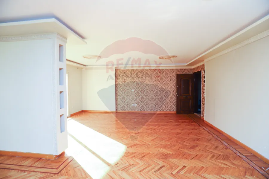 شقة للبيع 200 م كفر عبده ( ش سكينة بنت حسين)