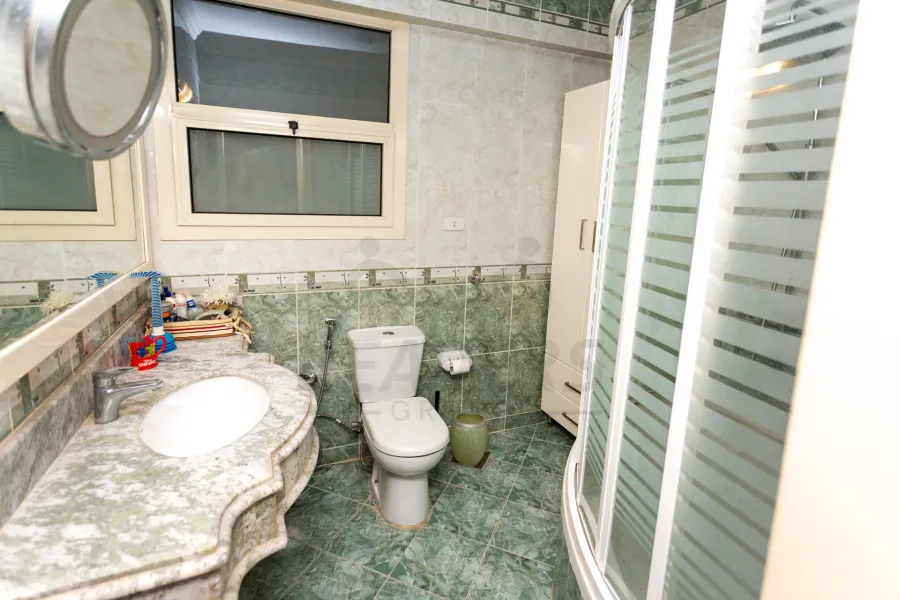 شقة للبيع 235 م كفر عبده (خطوات من شارع ابوقير - عمارة برند)