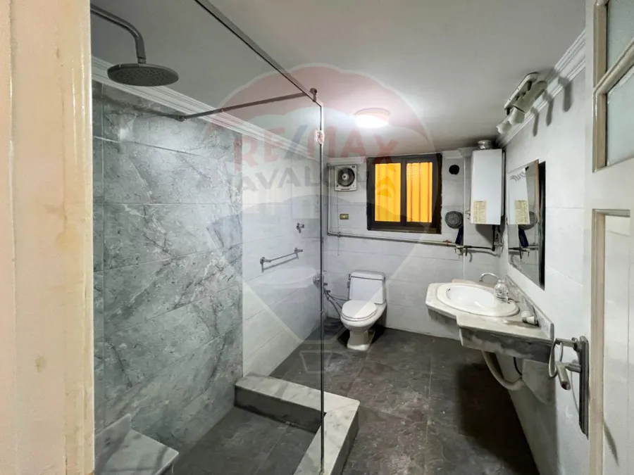 شقة للإيجار 160 م زيزينيا (علي الترام مباشر)