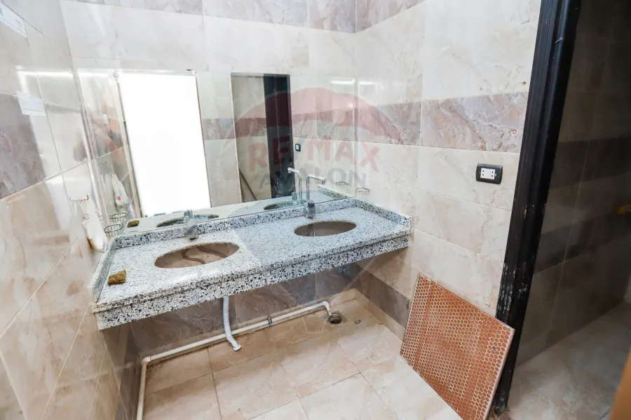 معرض للايجار ٥٥٠م  ميامى ( على الطريق الدولى ٤٥ بجوار مشروع مارسيليا والمدارس الدوليه )