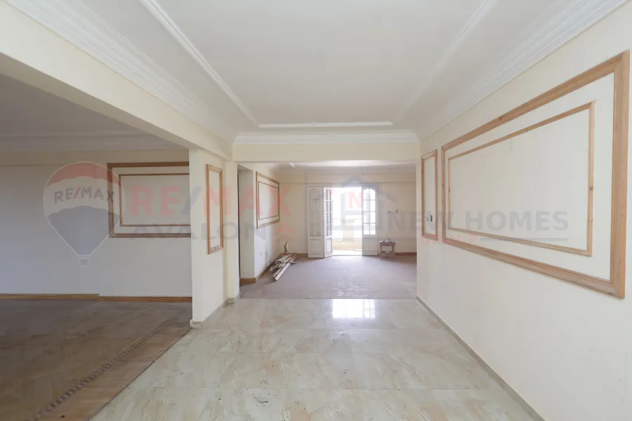 شقة للبيع 300 م زيزينيا ( خطوات من البحر امام قصر الصفا )