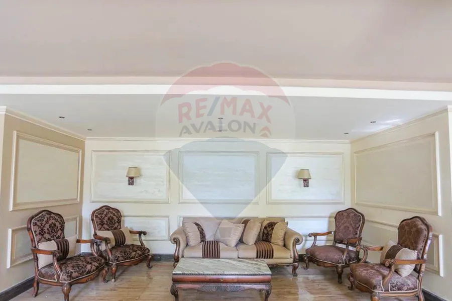 شقة للبيع 560 م رشدي (علي البحر مباشرة)