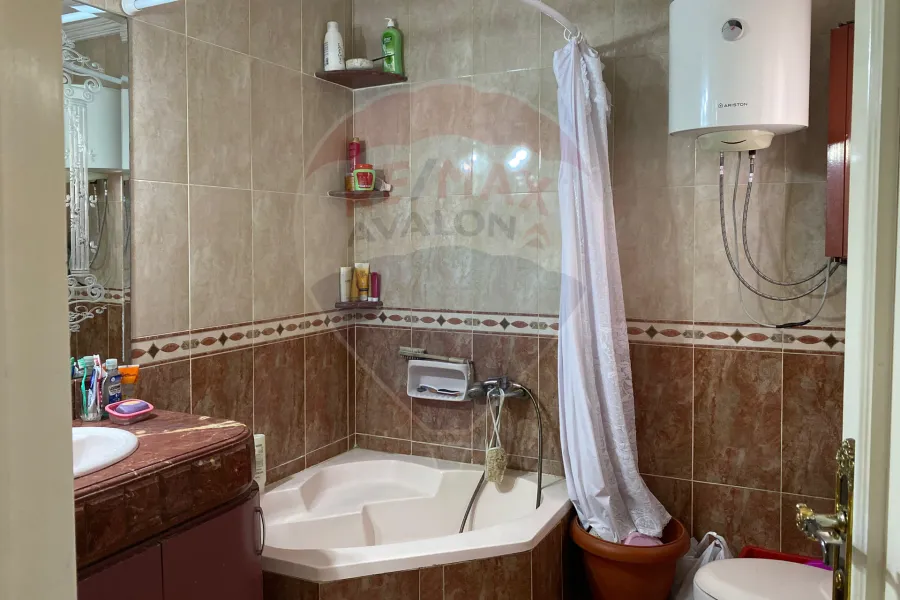 شقة للبيع 250 م جناكليس (ش أبوقير)