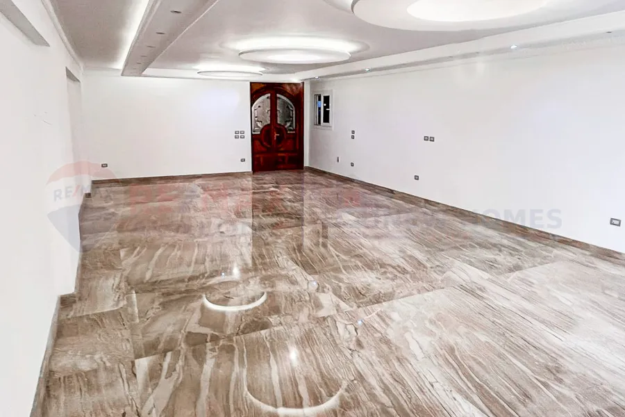 شقة للايجار 270 م رشدي (علي الترام)