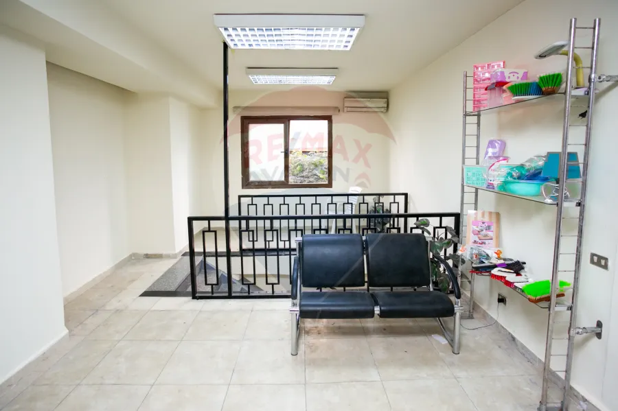 مقر إداري مرخص  للايجار 430 م  طريق مطار النزهة (أبراج الثغر)