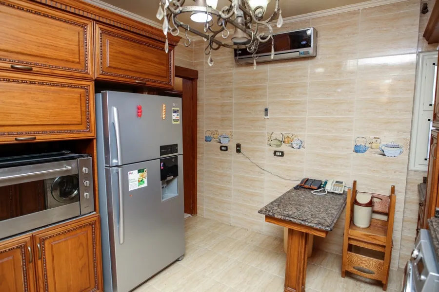 شقة للايجار 300م ستانلى (ش عبد العزيز فهمى)