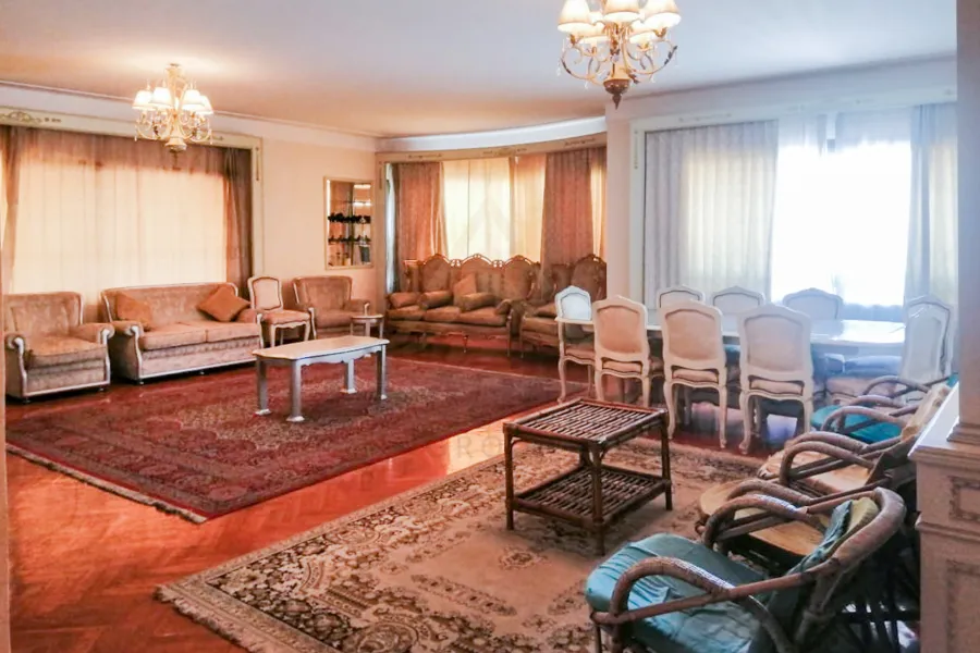 شقة للايجار 240 م لوران (علي الترام مباشرة)