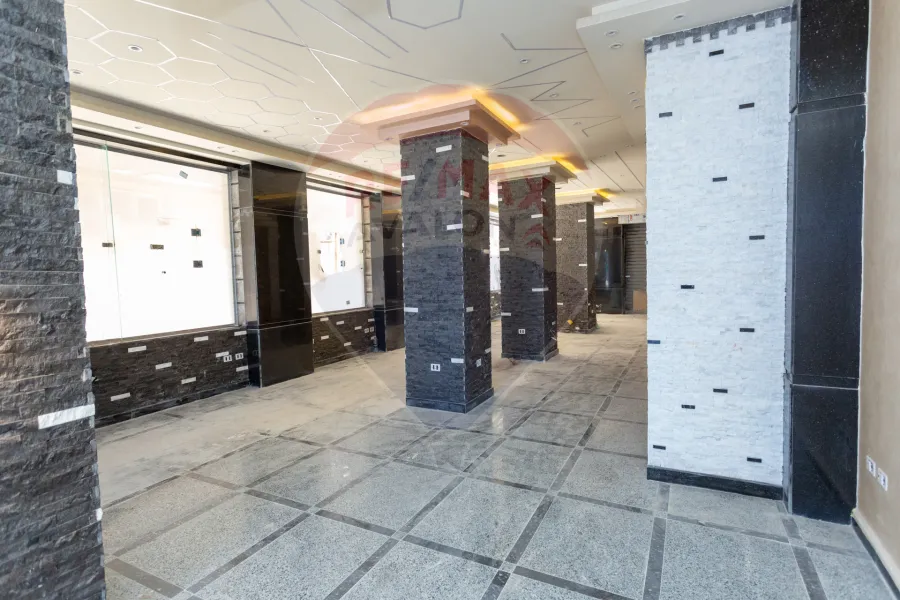 محل للايجار 365 م سبورتنج (علي البحر مباشرة)