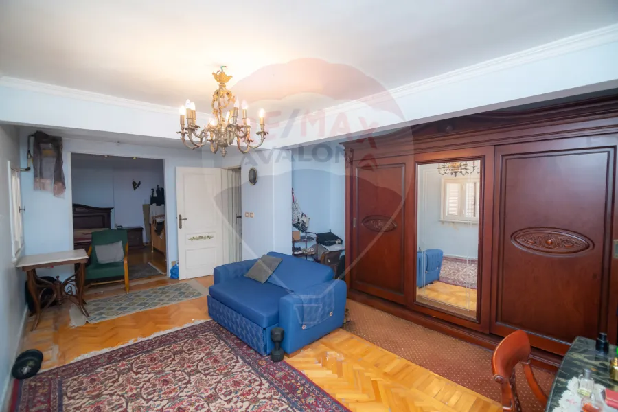 شقة دوبلكس للبيع 300 م الازاريطة (ش الاسكندر الاكبر - خطوات من البحر )