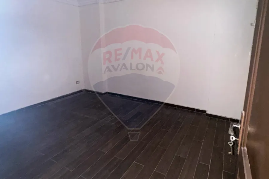 شقة للايجار 170 م سبورتنج (علي الترام مباشر)