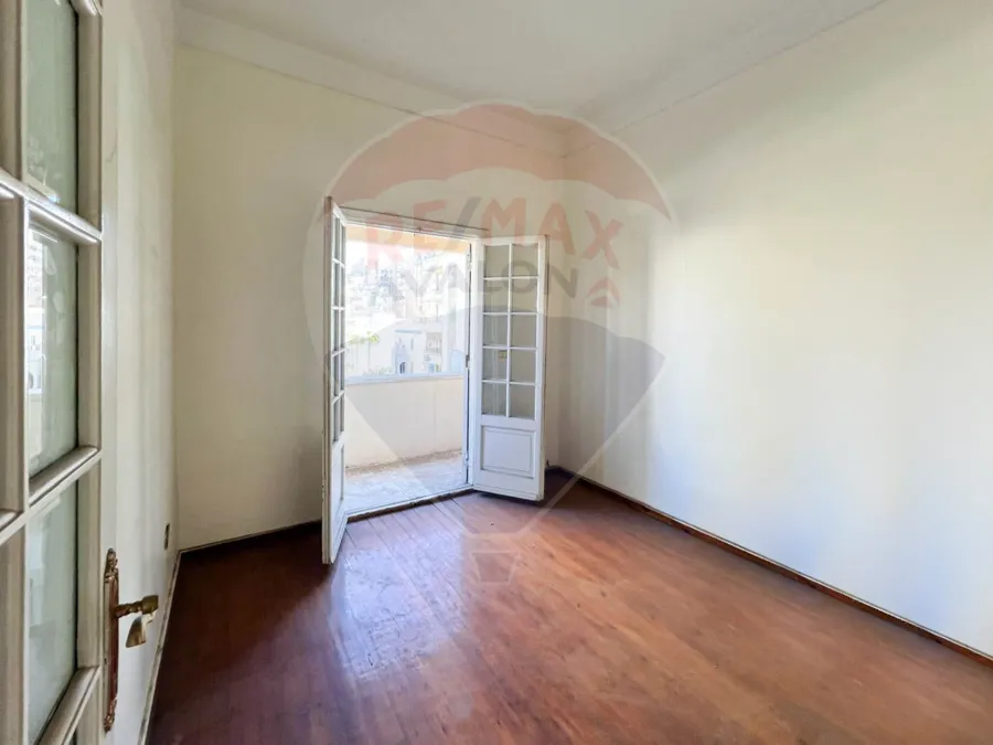 شقة للإيجار 160 م زيزينيا (علي الترام مباشر)