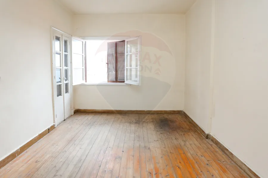 شقة اداري او سكني للايجار 100 م الأزاريطة (خطوات من البحر)