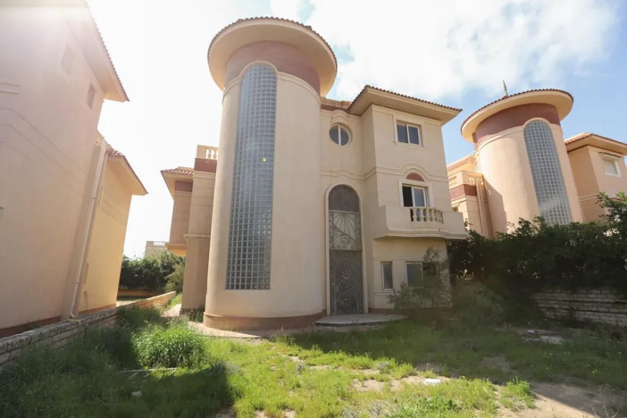 فيلا مستقلة للبيع 550م بكينج مريوط  (بكومباوند العروبة) - نصف تشطيب