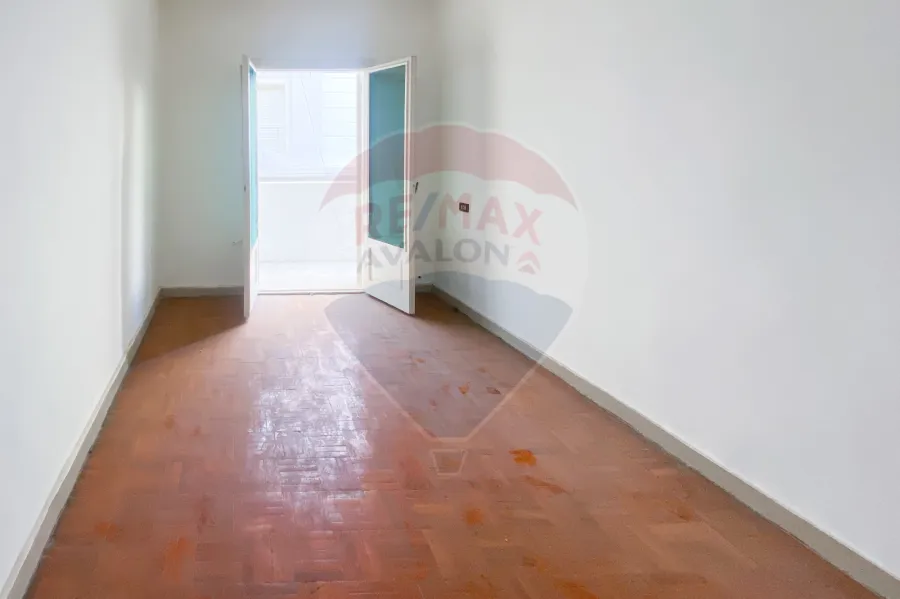 شقة للايجار 145 م جليم (ش مقبل-خطوات من البحر)