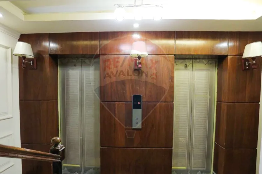 شقة للبيع 560 م رشدي (علي البحر مباشرة)