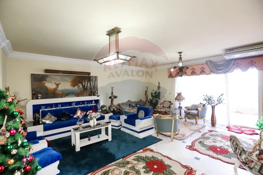 دوبلكس للبيع 230 م لوران ( علي البحر مباشرة)