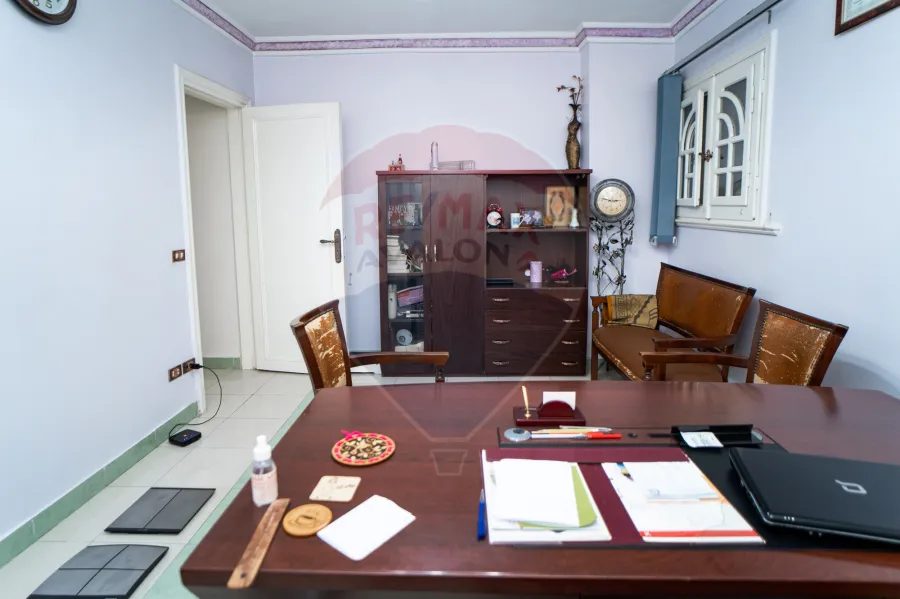 يزان إداري للبيع 120 م كامب شيزار (شارع كلية الهندسه احمد قمحه الرئيسي - بالقرب من الترام وشارع ابوقير والبحر)