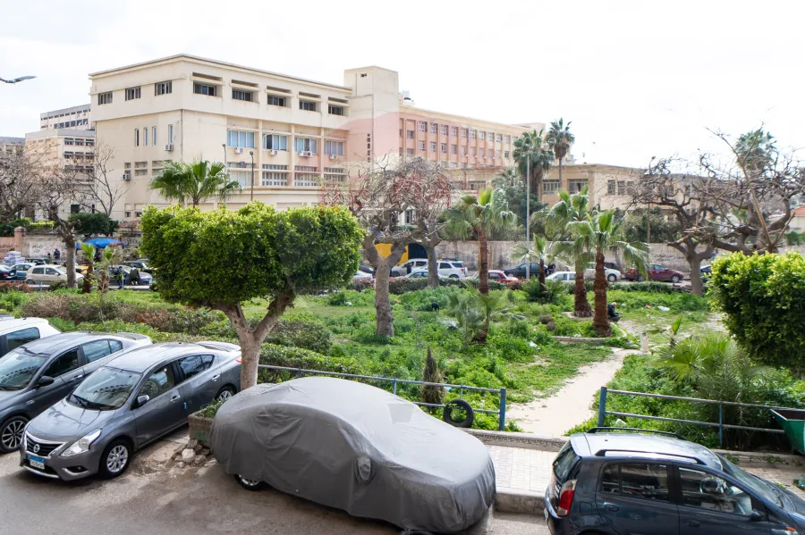 يزان إداري للبيع 120 م كامب شيزار (شارع كلية الهندسه احمد قمحه الرئيسي - بالقرب من الترام وشارع ابوقير والبحر)