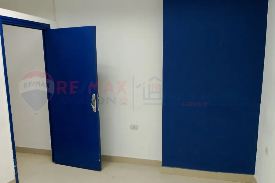 شقة إداري للبيع 365 م لوران (ش أبو قير مباشرة)