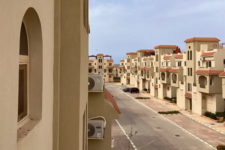 شاليه مفروش + روف للبيع (لاسيرينا) 120 م