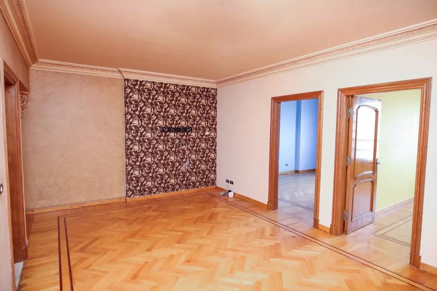 شقة للايجار 300م ستانلى (ش عبد العزيز فهمى)