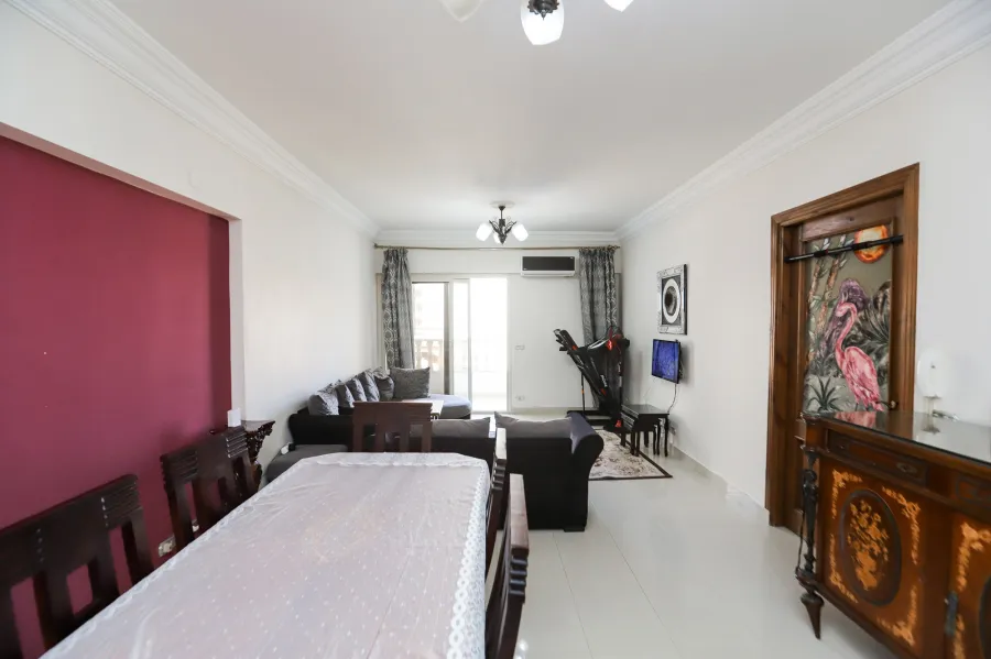 شقة للبيع 110م لوران ( 2 نمرة من البحر )