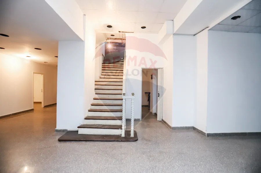 محل للبيع 430 م محطه الرمل (متفرع من ش صفية زغلول)