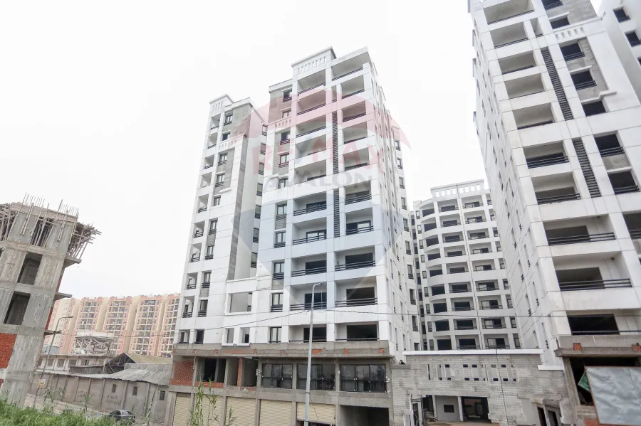 شقة للبيع 147 م سموحة (كومباوند ايست تاور- ش مدرسة الريادة)