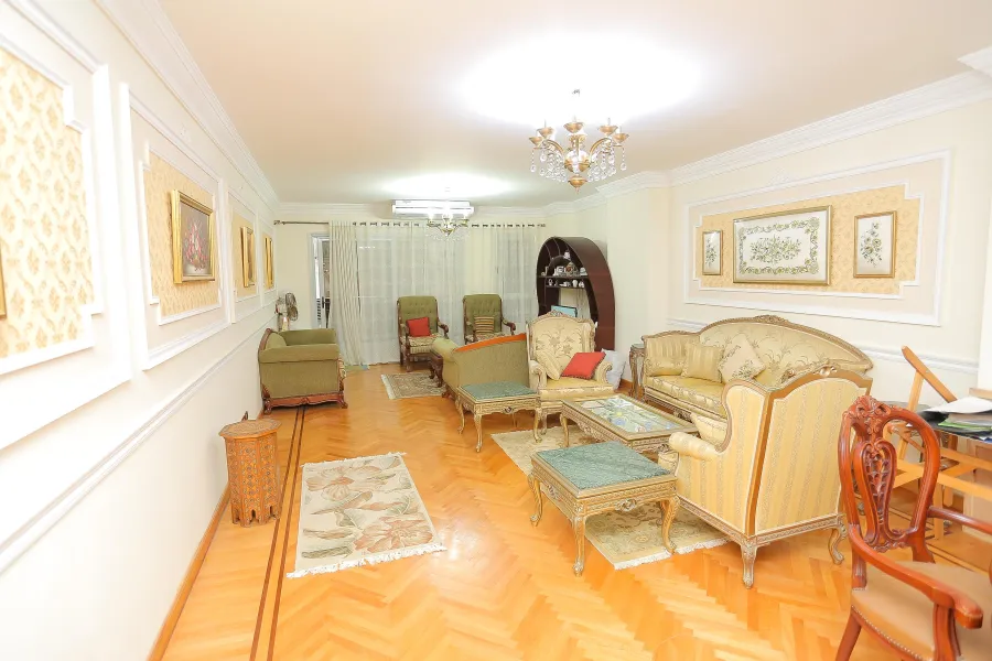 شقة للبيع 215م رشدي (عمارة عزيز شنوده)