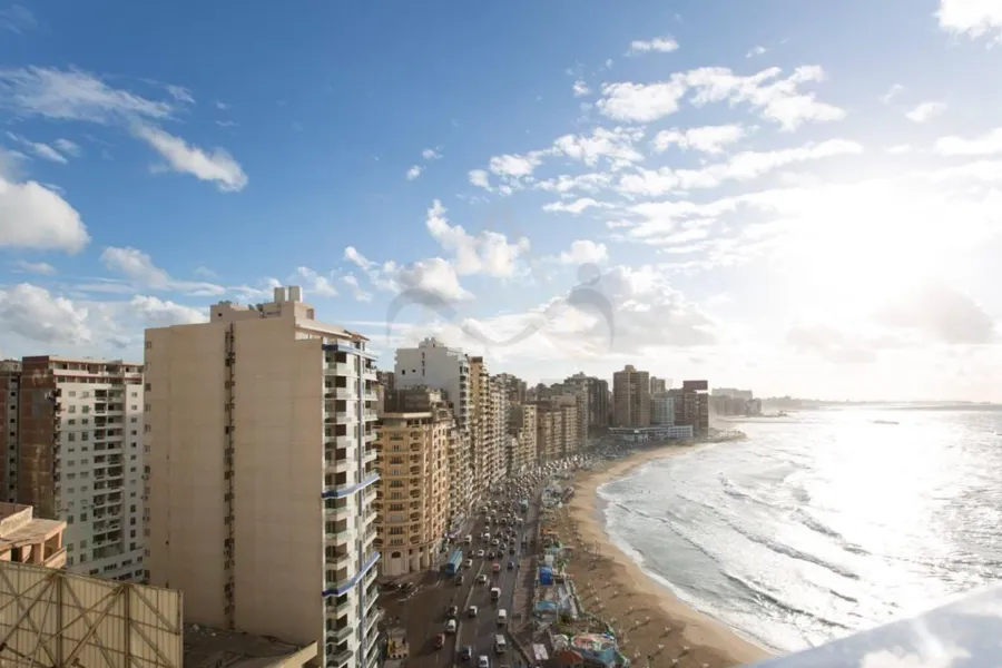 شقة للبيع 230 م سيدي بشر (علي البحر مباشرة)