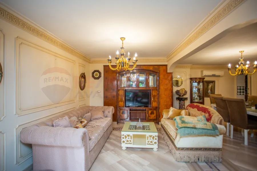 فيلا للبيع 600 م المعمورة الشاطئ (امام السوق التجاري)