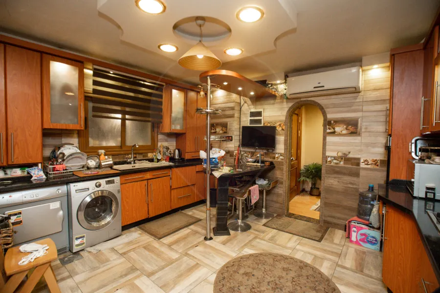 شقة للبيع 250 م لوران  (علي الترام مباشرة )