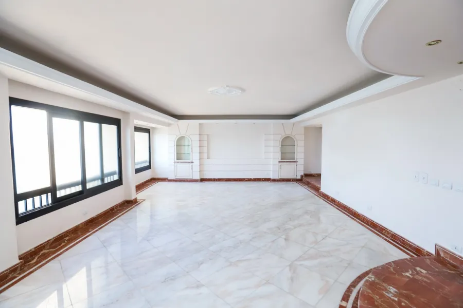 شقة دوبلكس مرخصة للبيع 307م سبورتنج (على البحر مباشرة)ً