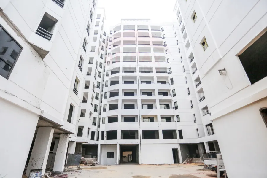 شقة للبيع 170 م سموحة (كومباوند ايست تاورز- شارع الريادة)