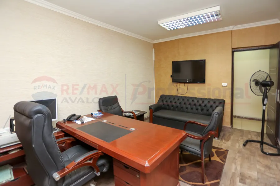 شقة للبيع  300 م لوران (ش الاقبال)- تصلح سكني او مكتب