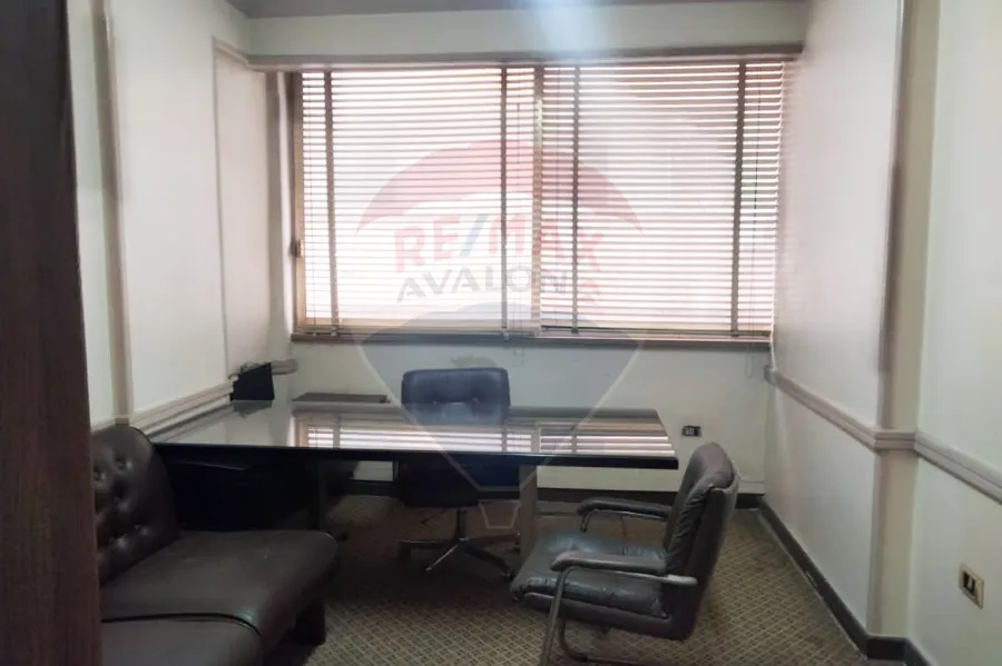 مكتب للايجار 125 م محطة الرمل (تاني نمرة من شارع صفيه زغلول - الباب رقم ڤ5)