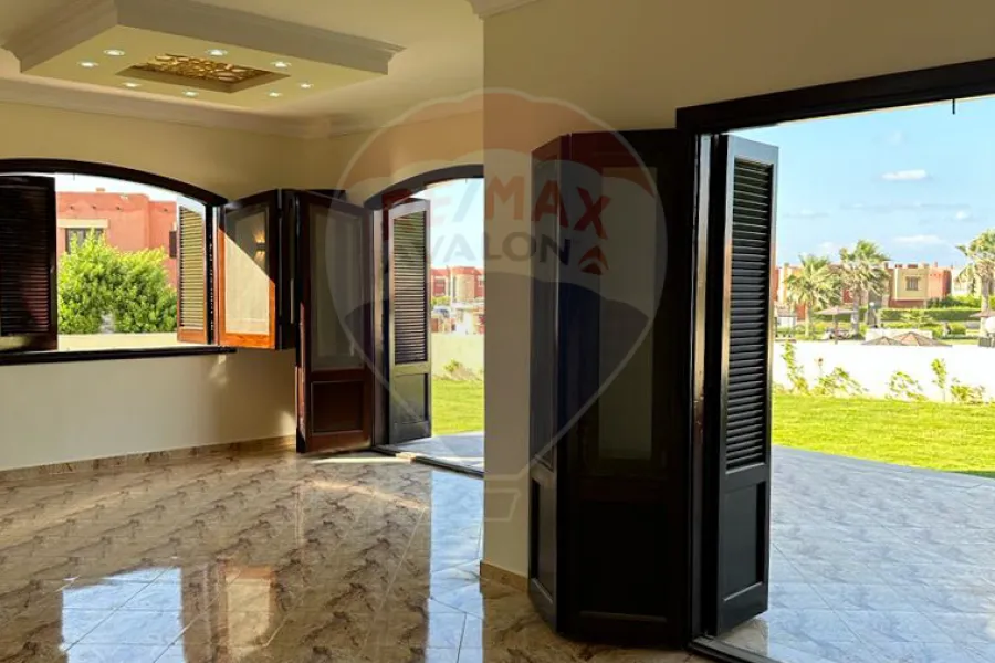 فيلا ستاند الون للبيع (قرية فالنسيا - الكيلو 57) 350 م