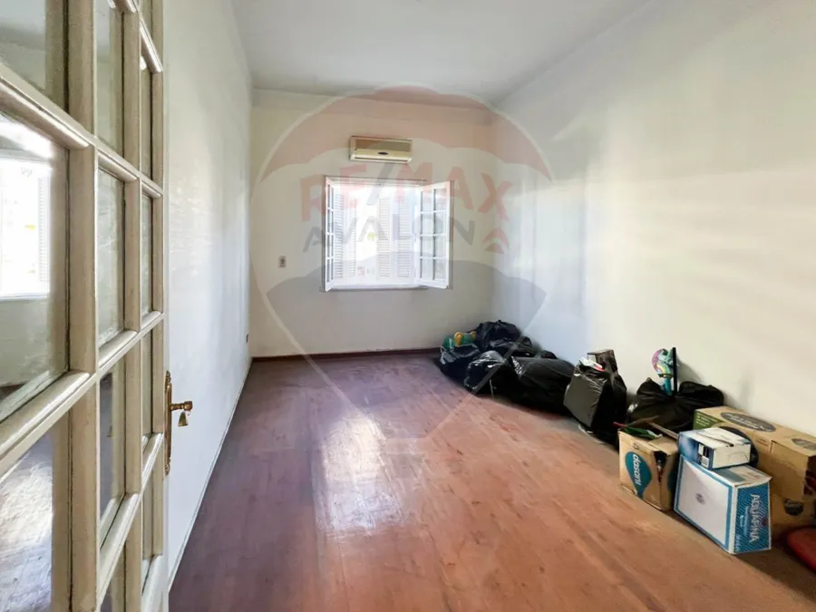 شقة للإيجار 160 م زيزينيا (علي الترام مباشر)