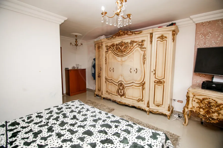 شقة للبيع 165 م كفر عبده ( ش سكينة بنت الحسين  )