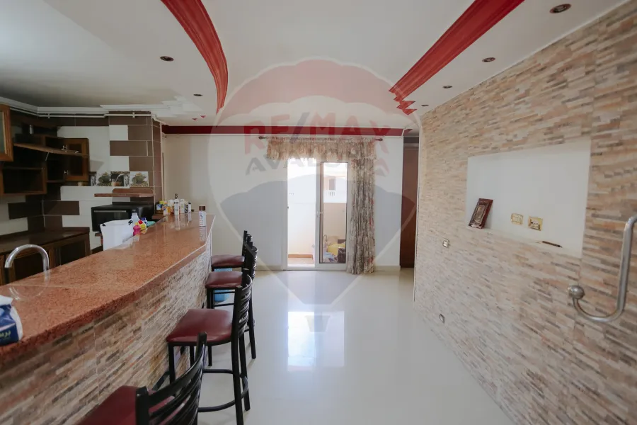 شقة للبيع 500 م سبورتنج (علي البحر مباشرة)