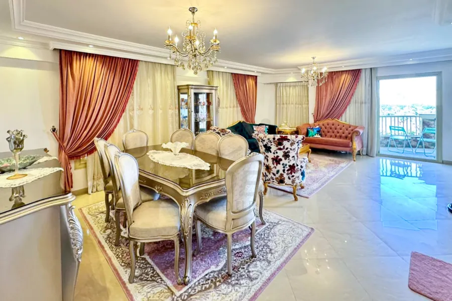 شقة للايجار المفروش 200 م سبورتنج (خطوات من نادي سبورتنج)