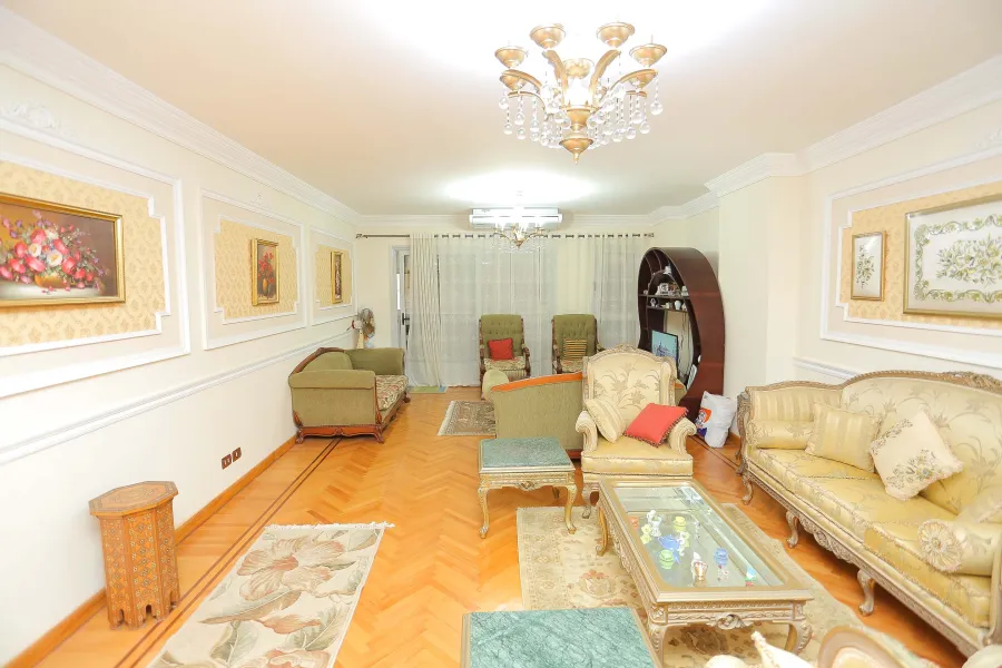 شقة للبيع 215م رشدي (عمارة عزيز شنوده)