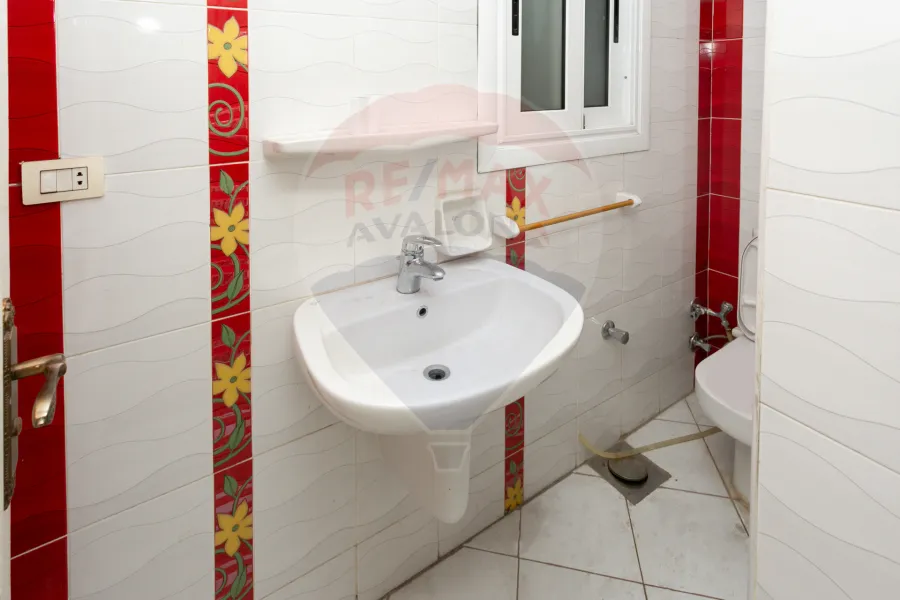 شقة للبيع 225 م لوران (علي الترام مباشرة)