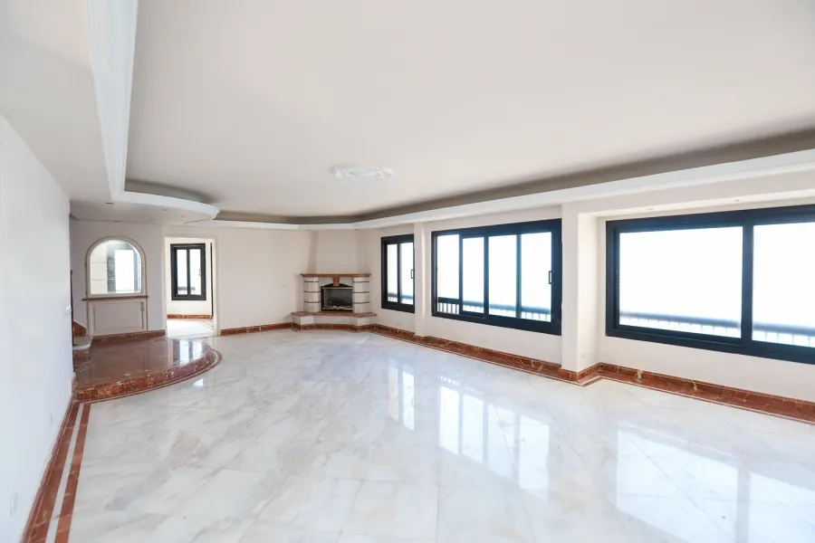 شقة دوبلكس مرخصة للبيع 307م سبورتنج (على البحر مباشرة)ً