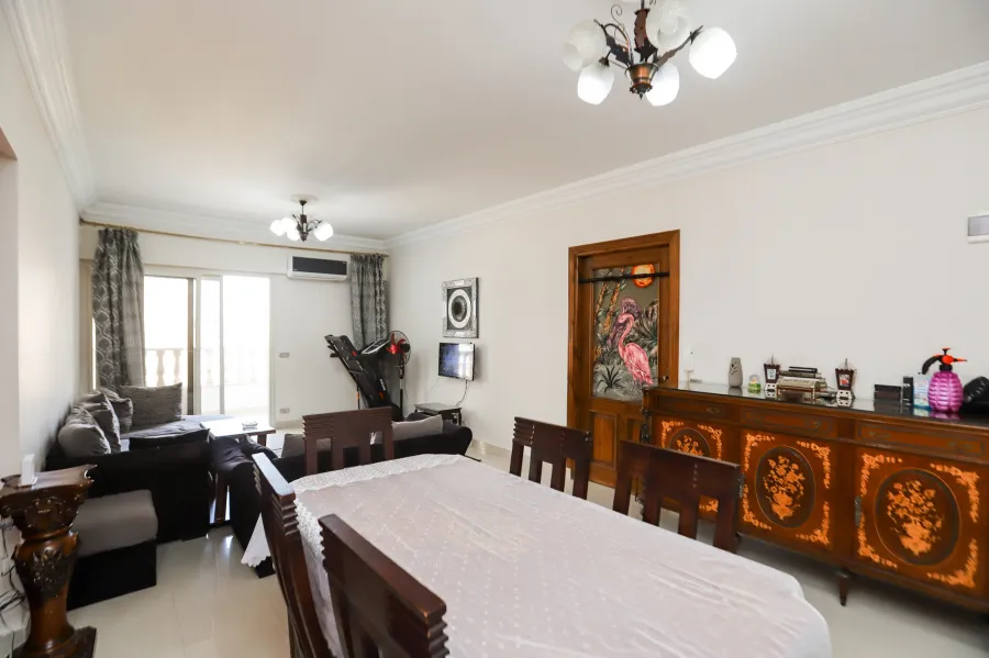 شقة للبيع 110م لوران ( 2 نمرة من البحر )